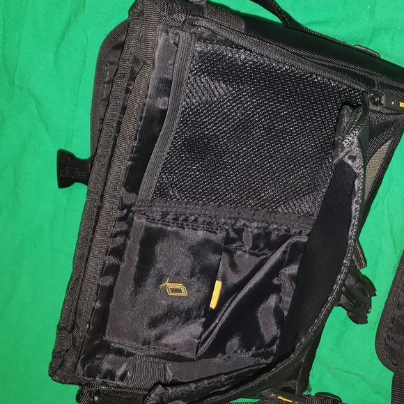 Targus TSM148-50 City Gear Mini Messenger Shoulder Bag Tablet Notebook Case - Picture 3 of 5